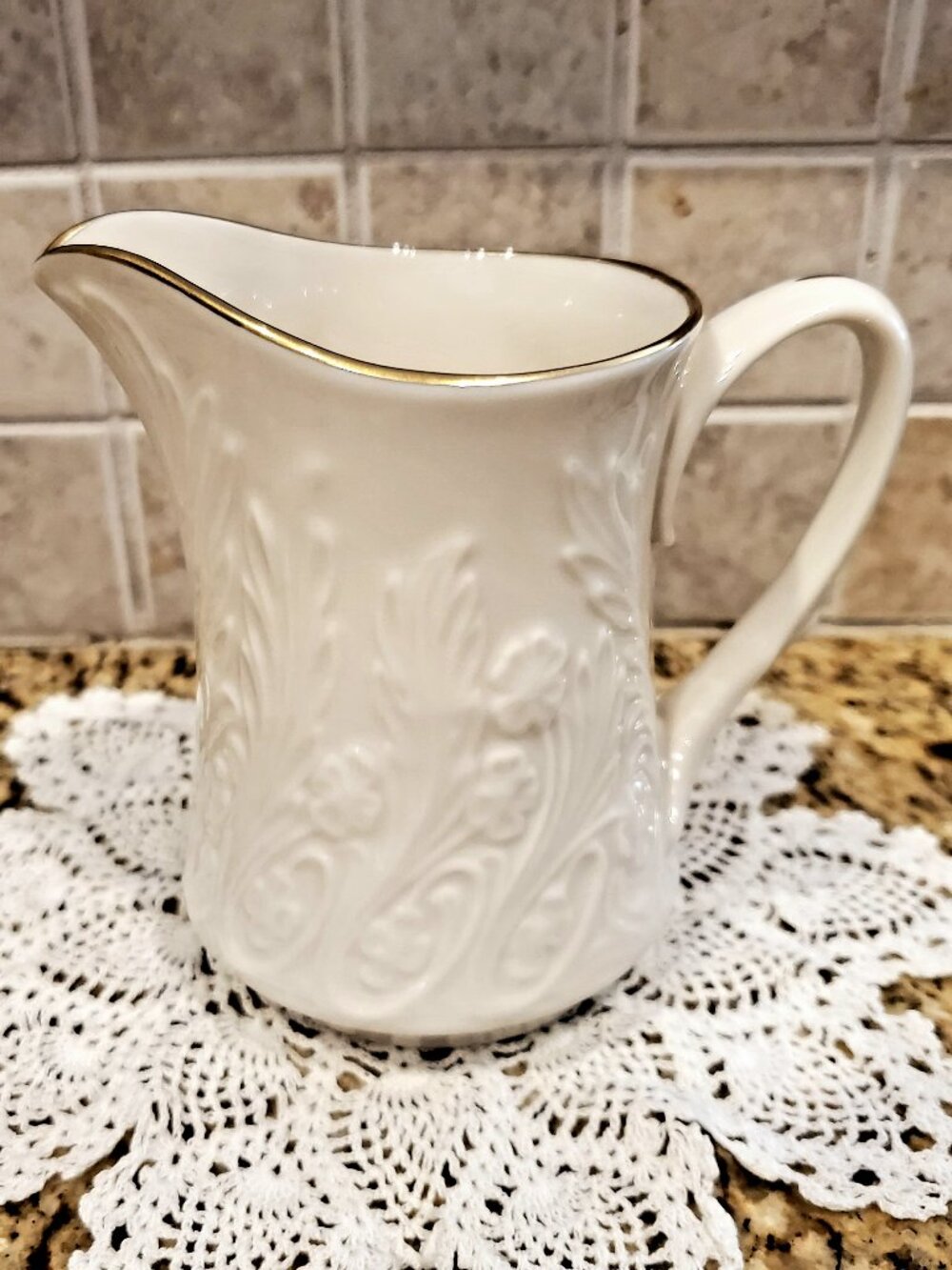 LENOX EMBOSSED CREAMER WITH GOLD TRIM "COUNTRY FLOWERS" - 1976-1979